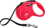 Rote Flexi Hundeleine mit schwarzem Band und Metallschnalle, ovaler Griff, erkennbares Markenlogo.