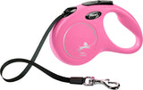 Rosa einziehbare Hundeleine mit schwarzem Band und Metallkarabiner, "flexi classic" Aufschrift sichtbar.
