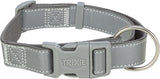 Graues Hundehalsband aus Stoff mit genähten Details, Kunststoffschnalle und Metallring, Logo "TRIXIE" sichtbar.