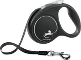 Schwarze Hundeleine mit Griff, ausziehbarem Band und silbernem Haken, beschriftet mit "flexi black design".