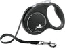 Schwarze Hundeleine mit Griff, ausziehbarem Band und silbernem Haken, beschriftet mit "flexi black design".