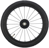 Schwarzes Fahrradrad mit speichen, ventilstutzen und einem zentralen lager, gummireifen in profilform.