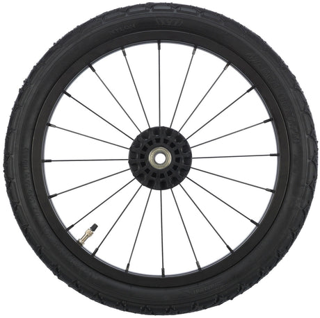 Schwarzes Fahrradrad mit speichen, ventilstutzen und einem zentralen lager, gummireifen in profilform.