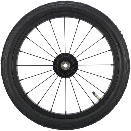 Ein schwarzes Fahrradrad mit speichenartigem Design, einem Ventil am rechten Rand und klar sichtbarer Lauffläche.