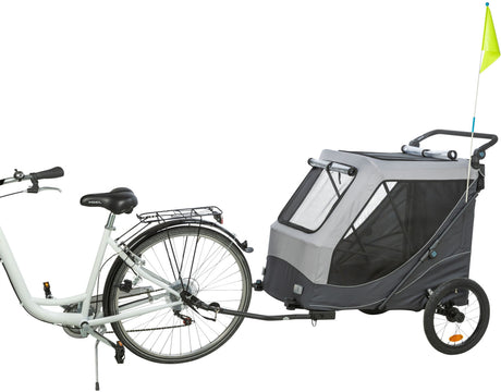 Silbernes Fahrrad mit angeschlossenem grauem Fahrradanhänger, schwarzes Netzfenster, gelbe Sicherheitsfahne.