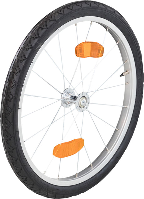 Fahrradrad mit schwarzem Reifen, silbernen Speichen und zwei orangefarbenen Reflektoren an den Speichen.