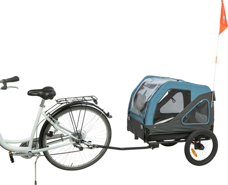 Blauer Fahrradanhänger mit schwarzen Rädern und orangefarbener Fahne, an ein graues Fahrrad angehängt.