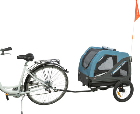Fahrradanhänger in Blau und Schwarz, mit seitlichen Fenstern und einem orangefarbenen Wimpel hinten am Fahrrad befestigt.