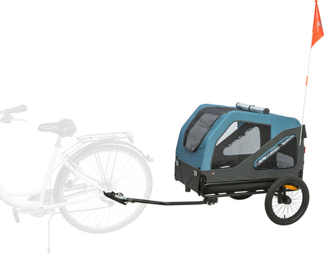 Blauer Fahrradanhänger mit schwarzem Rahmen und zwei Rädern, an einem Fahrrad montiert, orange Fahne sichtbar.