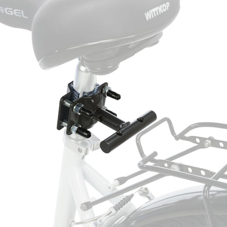 Schwarze Fahrradhalterung ist an einer weißen Sattelstütze befestigt, darunter ein teilweise sichtbarer Gepäckträger.