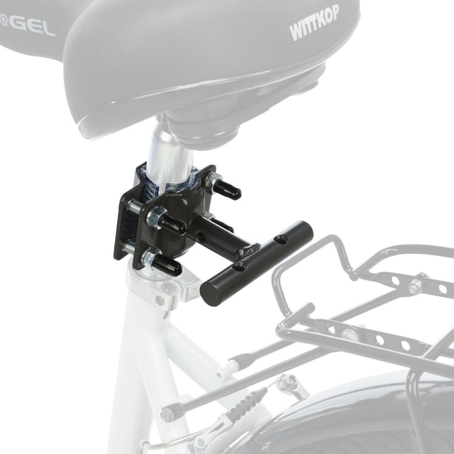 Schwarze Fahrradhalterung ist an einer weißen Sattelstütze befestigt, darunter ein teilweise sichtbarer Gepäckträger.