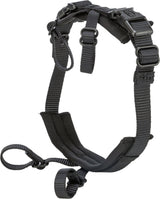 Ein schwarzes Geschirr mit verstellbaren Riemen und Schnallen, wahrscheinlich aus Nylon gefertigt.