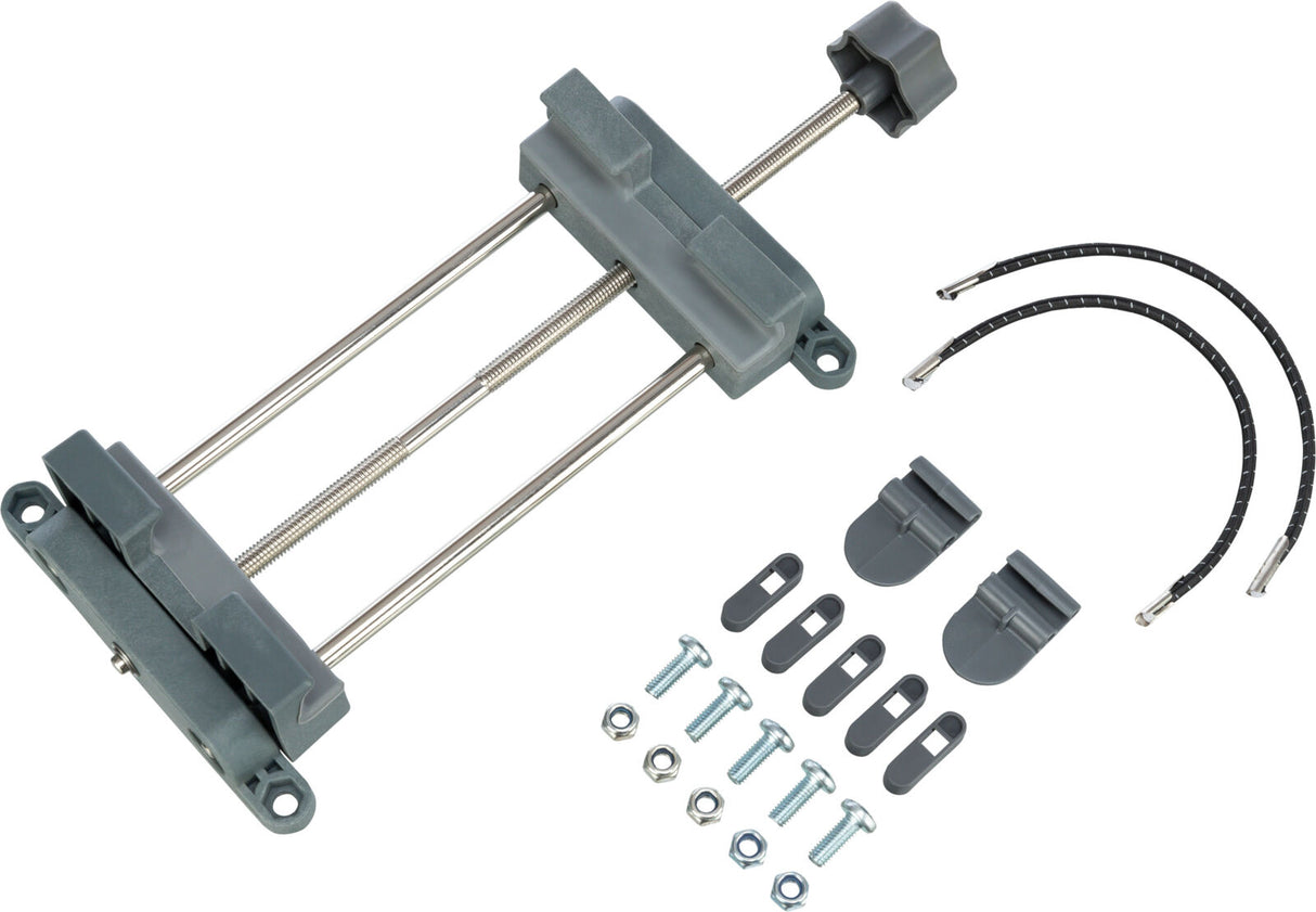 Graues Verbindungselement mit Metallstangen und Schrauben, umgeben von Klemmen und zwei biegsamen Drähten.
