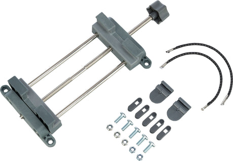 Graues Verbindungselement mit Metallstangen und Schrauben, umgeben von Klemmen und zwei biegsamen Drähten.