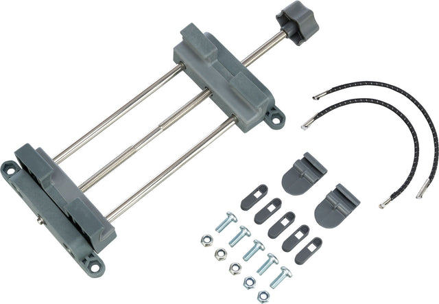 Graues Verbindungselement mit Metallstangen und Schrauben, umgeben von Klemmen und zwei biegsamen Drähten.