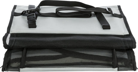 Grau-schwarze Transporttasche mit Netzdetails und Tragegriff aus schwarzem Material, liegend fotografiert.