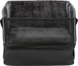 Schwarze Transportbox mit grauem, weichem Innenfutter und Netzstoff an der Front.