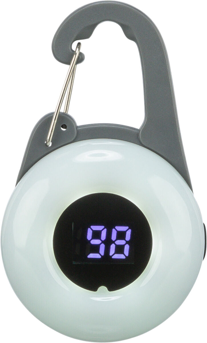 Rundes Gerät mit grauem Haken zeigt die Zahl 98 in blauer digitaler Anzeige auf schwarz.