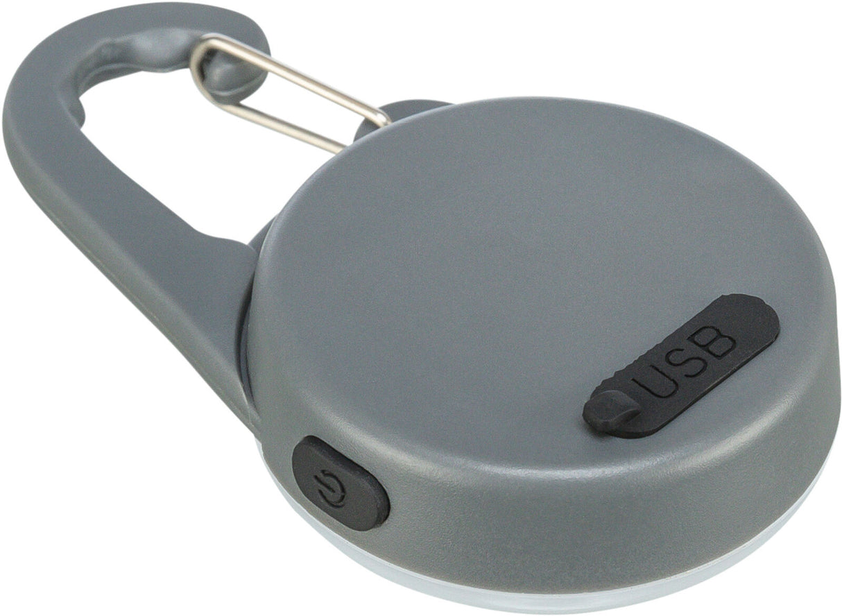 Grauer runder Anhänger mit USB-Anschluss und Druckknopf, an einem silbernen Karabiner befestigt.