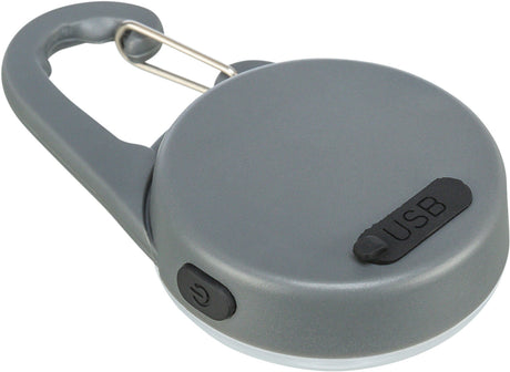Grauer runder Anhänger mit USB-Anschluss und Druckknopf, an einem silbernen Karabiner befestigt.
