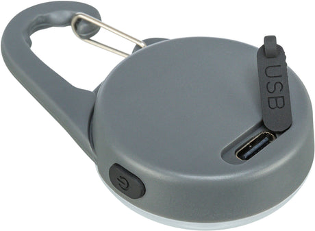 Grauer runder Gegenstand mit Karabinerhaken, USB-Anschluss und Power-Button auf der Seite.