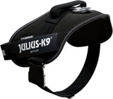 Schwarzes Hundegeschirr mit weißem Logo "Julius-K9" und verstellbarem Gurt, seitliche Griffschlaufe.