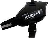 Schwarzes Hundegeschirr mit reflektierenden Details und weißem "Julius-K9"-Logo auf der Seite.