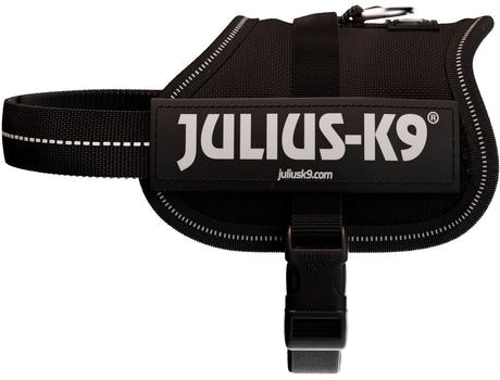Schwarzes Hundegeschirr mit Reflektorstreifen und großem "Julius-K9" Logo in Weiß auf der Seite.