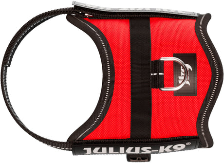 Rotes Hundegeschirr mit schwarzem Rand und Logo sowie silbernem D-Ring auf der Oberseite.