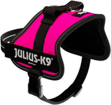 Hundegeschirr in leuchtendem Pink mit schwarzem Rand und deutlich sichtbarem, aufgedrucktem "Julius-K9" Logo.