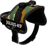 Hundegeschirr mit Camouflage-Muster und Julius-K9-Logo in schwarz auf der Seite.