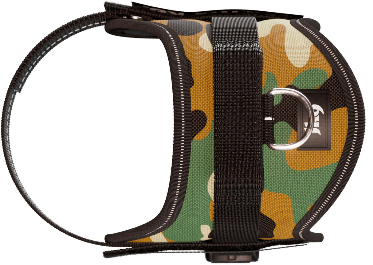 Hundegeschirr in Camouflage-Muster mit einem schwarzen Gurt und einem silbernen D-Ring.