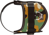 Hundegeschirr in Camouflage-Muster mit einem schwarzen Gurt und einem silbernen D-Ring.