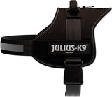 Schwarzes Hundegeschirr mit reflektierendem Streifen und Klettverschluss mit dem Logo "Julius-K9".