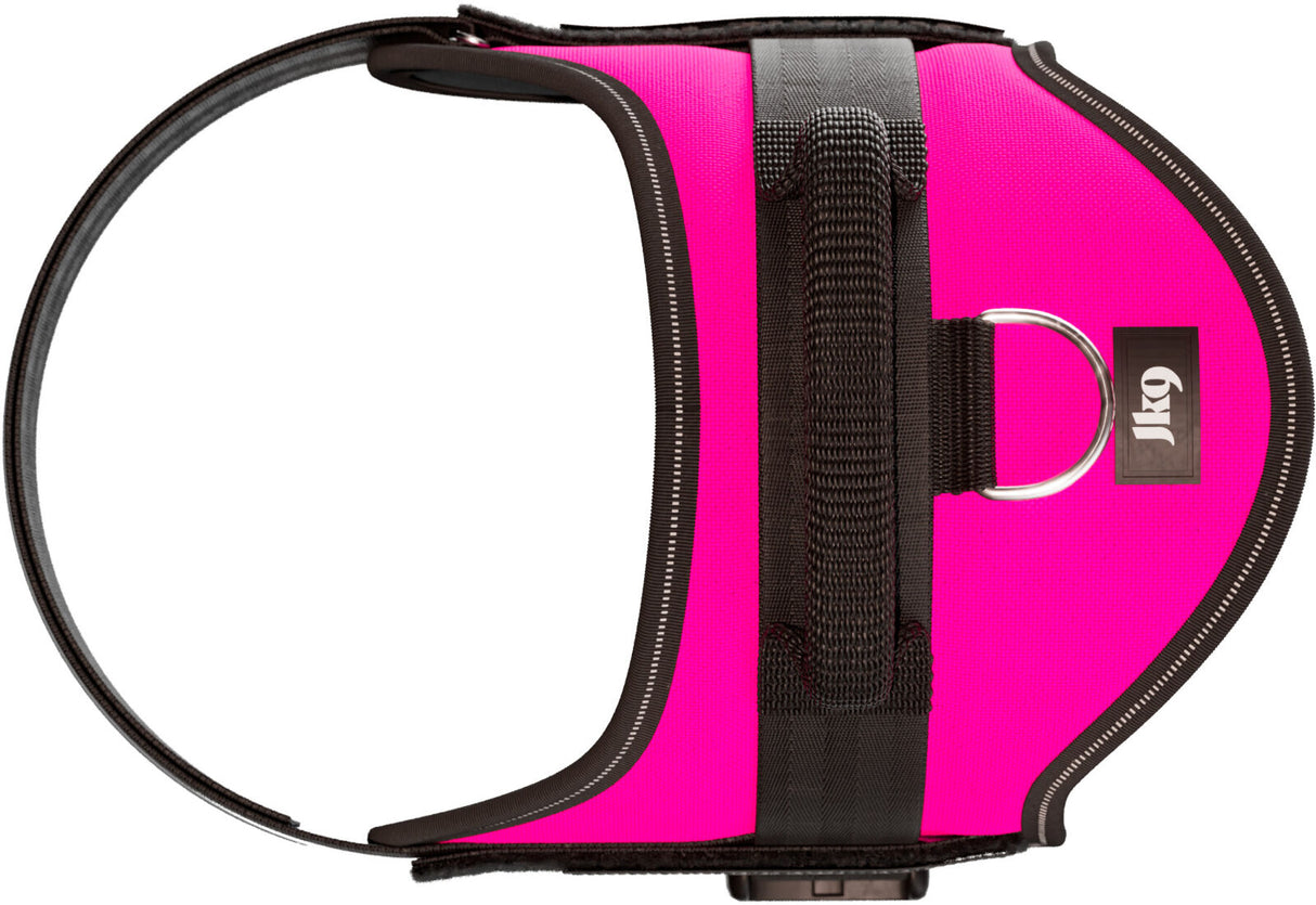 Ein pinkfarbenes Hundegeschirr mit schwarzen Gurten und einem silbernen D-Ring; Label mit "Jk9" sichtbar.
