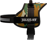 Hundegeschirr mit Tarnmuster, schwarzem Verschluss und reflektierendem Streifen, Logo "Julius-K9" sichtbar.