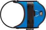 Blaues Hundegeschirr mit schwarzem Griff und D-Ring, auf der rechten Seite Logo sichtbar.