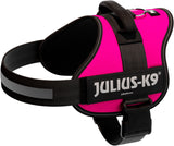 Pinkes Hundegeschirr mit schwarzem Riemen und Logo-Aufdruck "JULIUS-K9", sichtbarer Reflektorstreifen.