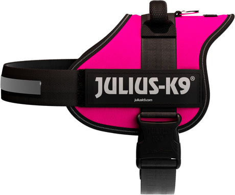 Rosa Hundegeschirr mit schwarzem Rand und reflektierenden Streifen, markiert mit "Julius-K9".
