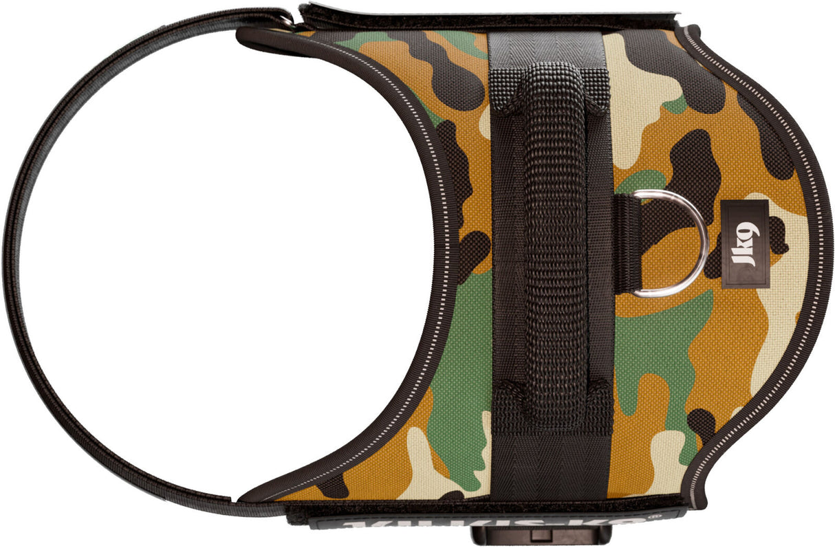 Hundegeschirr in Camouflage-Design mit schwarzen Riemen und silbernem D-Ring, Logo "JK9" sichtbar.