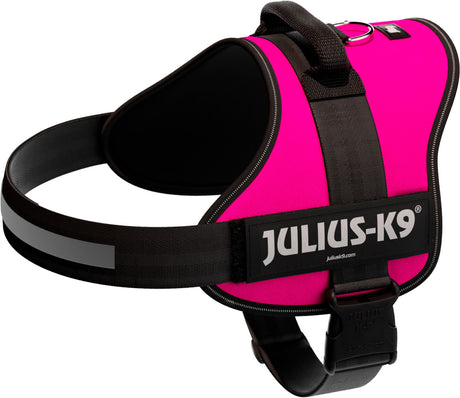 Schwarzes und pinkes Hundegeschirr mit verstellbarem Riemen und sichtbar bedrucktem "Julius-K9" Logo.