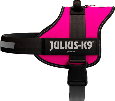 Rosa Hundegeschirr mit schwarzem Gurt, reflektierenden Streifen und dem Aufdruck "JULIUS-K9".