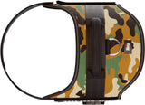 Hundegeschirr mit Tarnmuster in Grüntönen, Schwarz und Braun, mit Griff und D-Ring an der Oberseite.