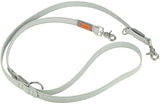 Hellgraue Hundeleine mit zwei Metallkarabinern und einem kleinen orangefarbenen Etikett mit der Aufschrift "BE NORDIC".
