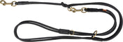 Schwarze Hundeleine mit goldfarbenen Karabinerhaken und Ringen, mehrfache Knoten und Schlaufen erkennbar.