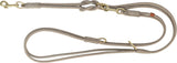 Lederne Hundeleine in Beige mit goldfarbenen Metallkarabinern und Ringen, doppelt gebunden.