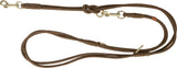 Braune Hundeleine mit metallischem Karabinerhaken und mehreren Schlaufen zum Befestigen und Verstellen.