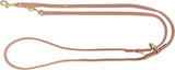 Hundeleine aus braunem Leder mit goldfarbenen Metallhaken und Ringen, langer schmaler Schnitt.