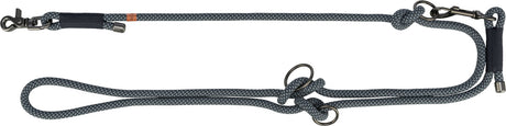 Graue Hundeleine mit Karabinerhaken und Verstellringen, im Flechtmusterdesign.