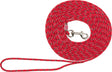 Rote Hundeleine mit Metallhaken und Handschlaufe, Text "TRIXIE" auf Etikett, sichtbares Muster.